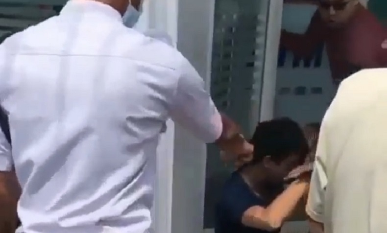 Beraksi Siang Hari, Pelaku Ganjal ATM di Cibinong Babak Belur Dihajar Massa