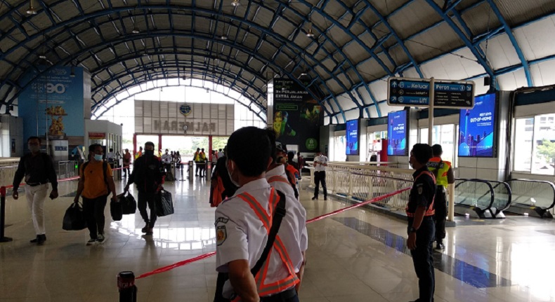 Cegah Kepadatan, Peron KRL Tujuan Tanah Abang di Stasiun Palmerah Diberi Garis Merah