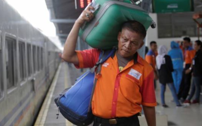 1.313 Porter Stasiun Dapat Uang dan Sembako Gratis