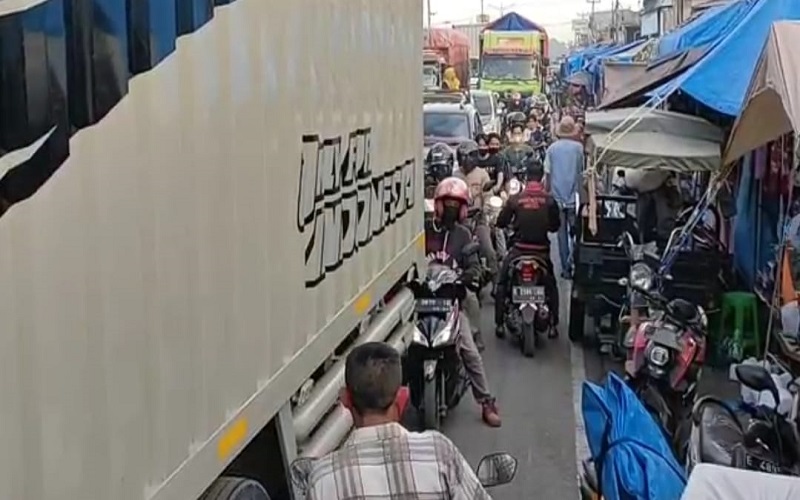 2 Hari Jelang Penyekatan, Pemudik Terjebak Macet Akibat Pasar Tumpah  Tegalgubug Cirebon