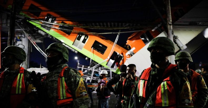 Jembatan Dilintasi Kereta Ambruk, 15 Orang Tewas