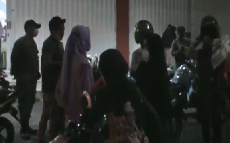 Satgas Covid-19 Kota Mataram Bubarkan Kerumunan Warga Berburu Baju Lebaran