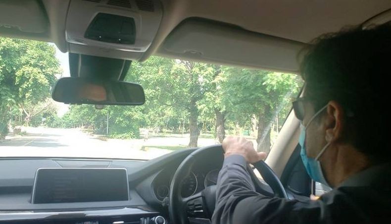 Heboh, PM Pakistan Imran Khan Nyetir Mobil Datangi Pedagang Pasar Tanpa Pengawal