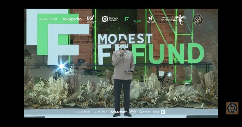 Sandiaga Uno Tampil Gagah Kenakan Baju Koko Formal di Modest Fashion Founders Fund 2021