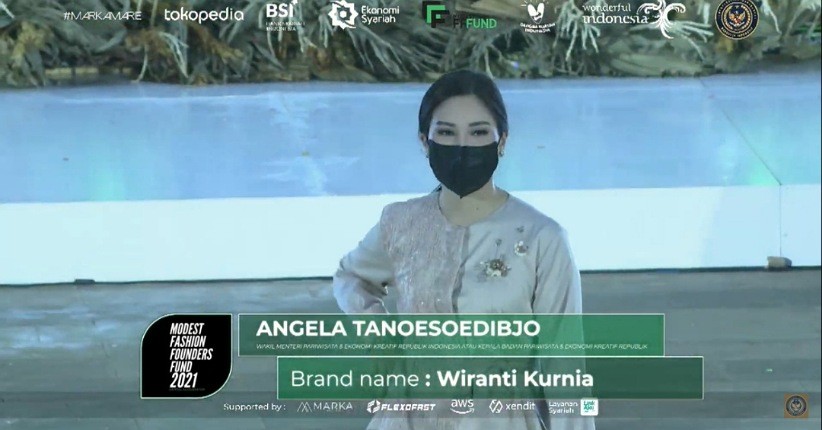 Gaya Anggun Wamenparekraf Angela Tanoesoedibjo bak Model Profesional di ModestFFFund 2021