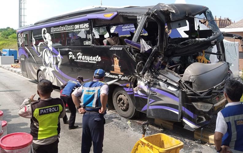 Bus Pariwisata Hantam Truk di Pintu Tol Kalikangkung Semarang, Lalu Lintas Tersendat