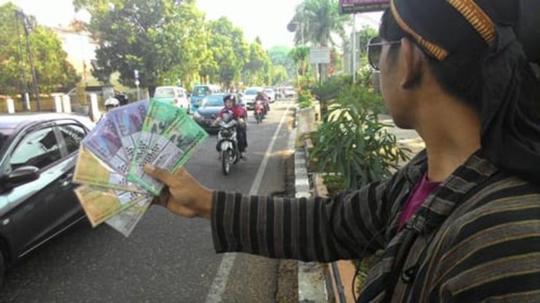  Jelang Lebaran, Jasa Penukaran Uang Baru Marak di Jalanan Salatiga