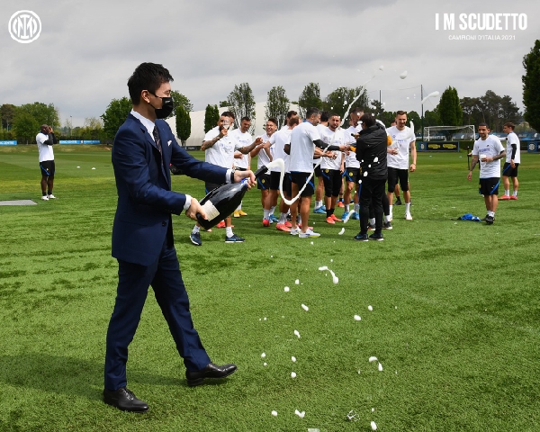 Presiden Inter Milan Zhang Rayakan Gelar Scudetto Sambil Joget Bareng Pemain