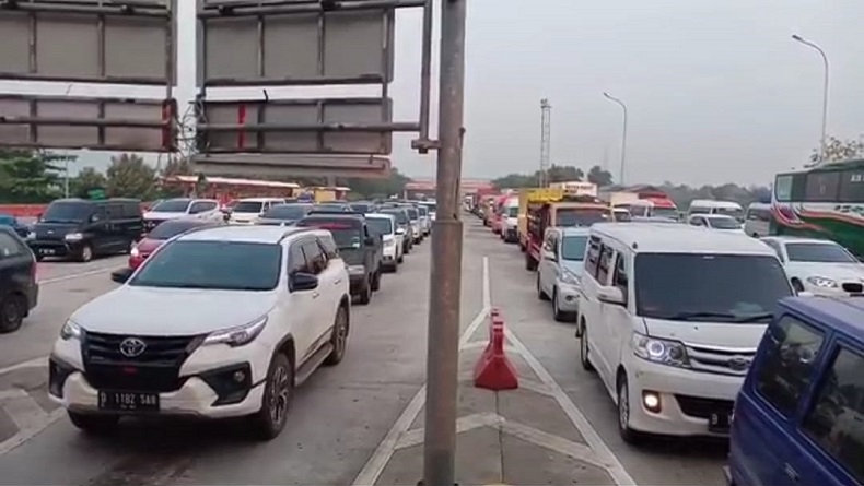 Sehari Jelang Larangan Mudik, Ribuan Kendaraan Padat Merayap 2 Km di Tol Cipali