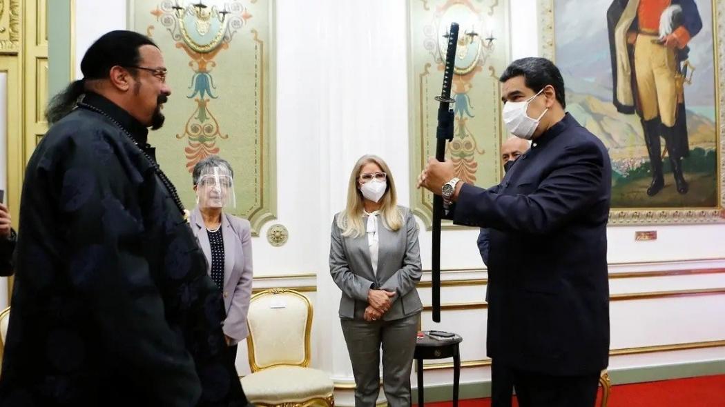 Presiden Venezuela Nicolas Maduro Dapat Hadiah Pedang Samurai dari Steven Seagal