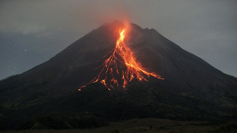 Gunung Merapi Luncurkan Awan Panas dan Lava Pijar Sejauh 2 Kilometer