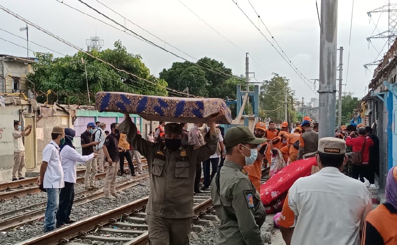 Bongkar Lokalisasi Gang Royal di Jakarta Utara, Polisi Sita Miras hingga Kondom Bekas Pakai