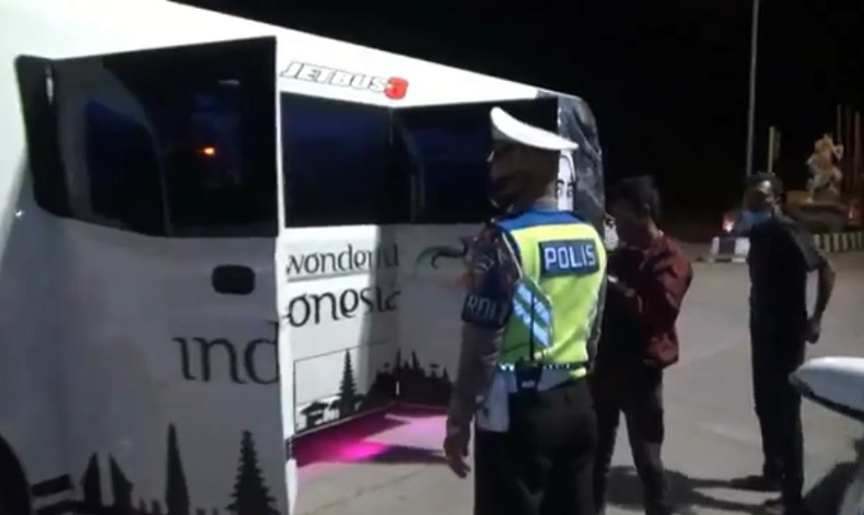 Gagal Mudik, Mobil Travel Angkut Pemudik Menuju Pelabuhan Gilimanuk Diputar Balik
