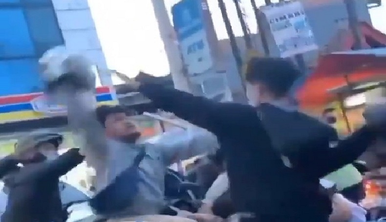 Viral, Motoris Terlibat Baku Hantam di Jalanan Bandung, Netizen: Nanaonan Atuh Jang?