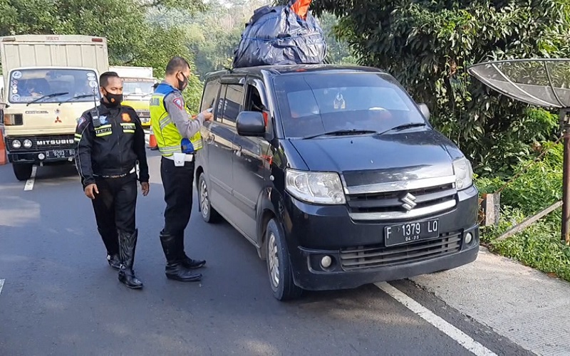 Ribuan Kendaraan Pemudik dari Bandung dan Jakarta Dihalau Petugas di Jalur Gentong 