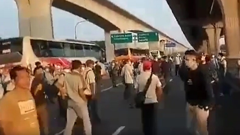 Viral Karyawan Protes GT Cikarang Barat Ditutup, Polisi: Sudah Terkendali