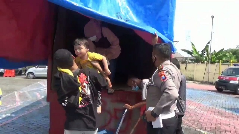 Sembunyi dalam Bak Truk, Pemudik asal Jakarta Terjaring Petugas di Exit Tol Ngawi 