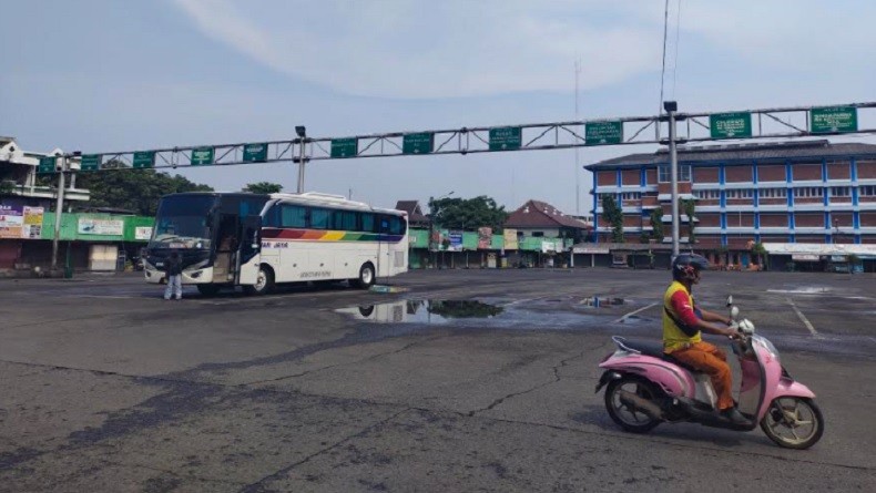 Suasana Terkini Hari Pertama Larangan Mudik, Terminal Induk Bekasi Sepi Penumpang