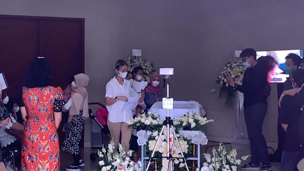 Berbusana Anggun Joanna Alexandra Tiba di Rumah Duka