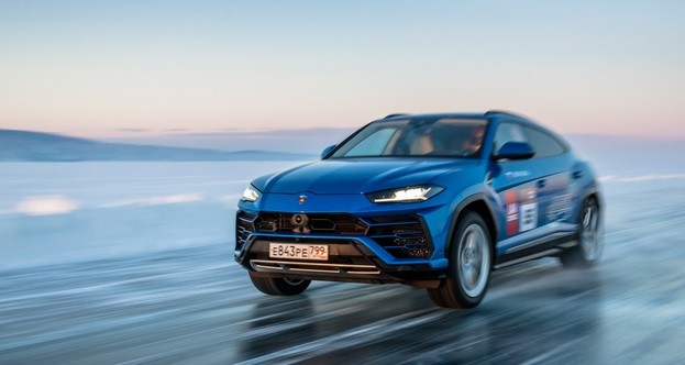Lamborghini Urus Bukukan Rekor Mobil Tercepat Melaju di Atas Es 