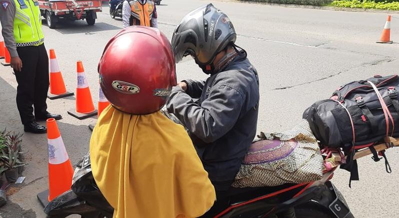 Hendak Mudik ke Brebes, Perempuan Hamil 8 Bulan Ini Pasrah Disuruh Putar Balik