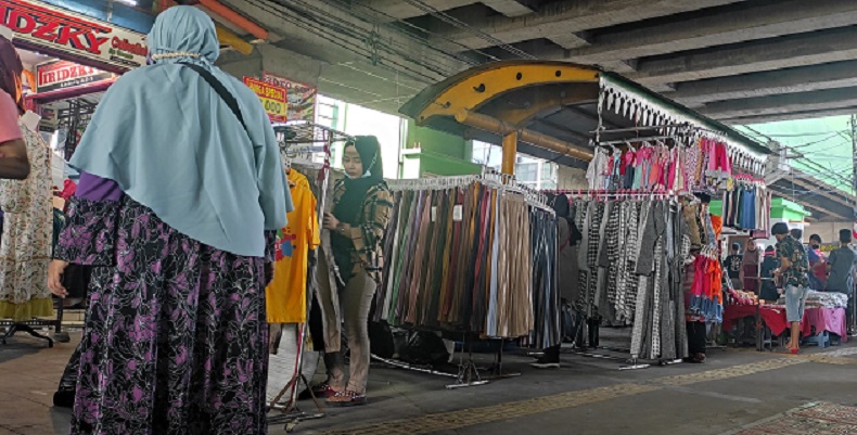 Kucing-Kucingan dengan Satpol PP, PKL Nekat Gelar Dagangan di Trotoar Tanah Abang