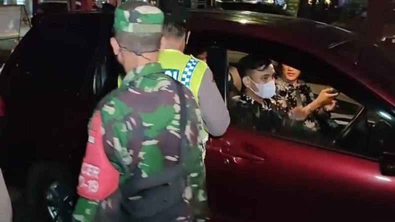 Aduh, Pemudik Nekat Terobos Penyekatan di Jalur Pantura Cirebon