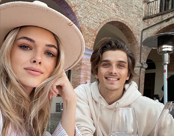 Bikin Iri, Valentino Rossi dan Luca Marini Kompak Tampil Mesra Bareng Kekasih