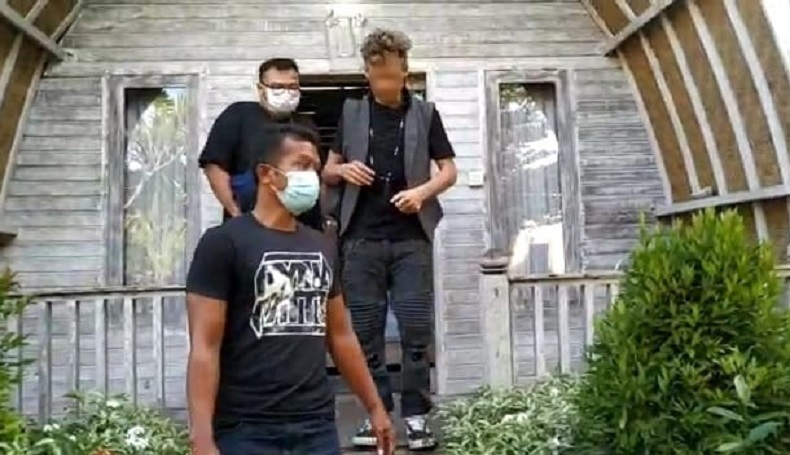Penampakan Bule Kanada Penyelenggara Kelas Orgasme saat Ditangkap di Ubud