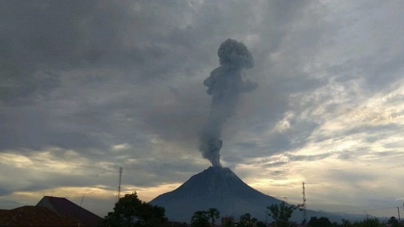Gunung Sinabung Erupsi, Semburkan Abu Vulkanis Sejauh 3,5 Km
