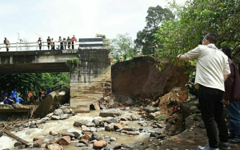Hujan Deras, Akses Antarkecamatan di Pagaralam Ambles