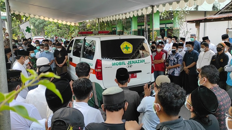 Jenazah Mantan Bupati Lamongan Fadeli Dimakamkan, Bupati Yuhronur dan Wabup Abdul Rouf Turut Hadir