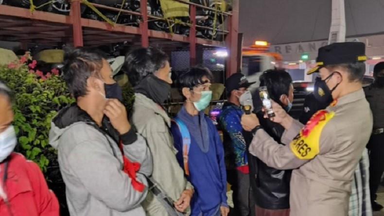 Ketahuan Angkut Pemudik, Truk Towing Ditilang di GT Cikupa