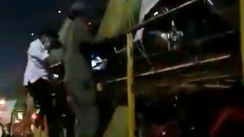 Viral Pemudik Kelabui Petugas dengan Nebeng Truk Pengangkut Motor di Tol Cikupa 