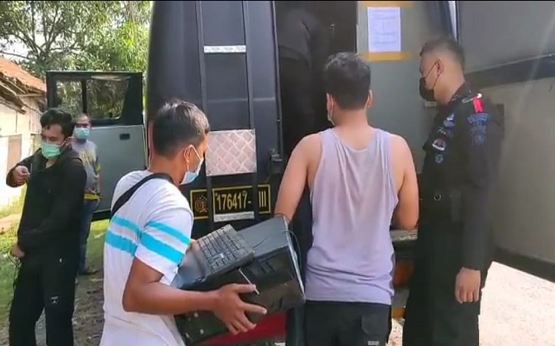 Geledah Rumah Terduga Teroris di Subang, Densus 88 Sita Komputer dan Golok