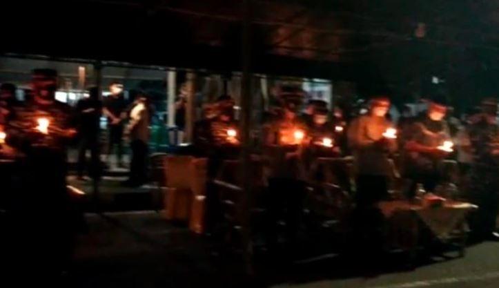 Lanal Tahuna dan Warga Sangihe Nyalakan 1.000 Lilin Kenang Prajurit KRI Nanggala