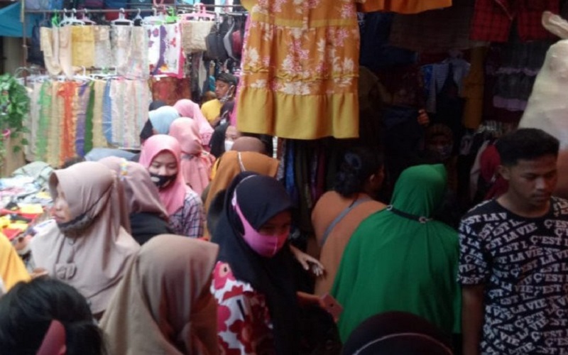 Pasar 16 Palembang Dipadati Pengunjung yang Abai Prokes