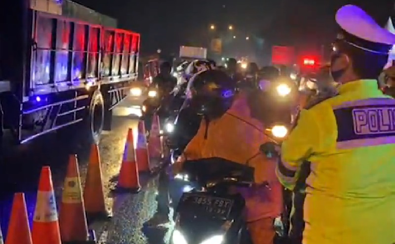 1.600 Kendaraan Diputarbalikkan di Jalur Arteri Karawang Minggu Dini Hari