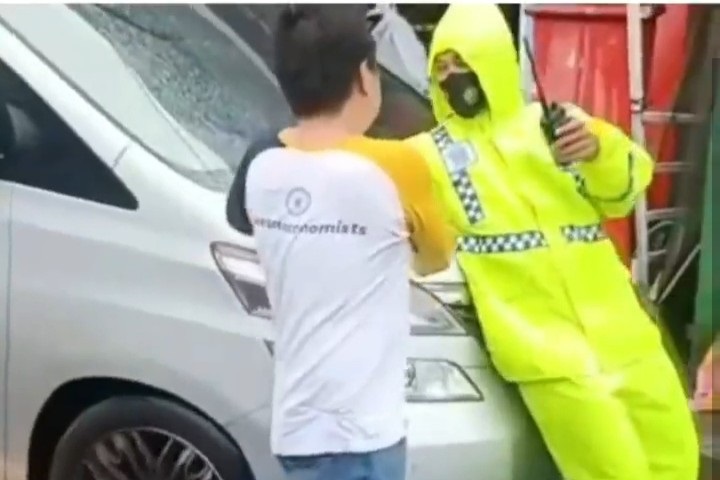 Mobil Diduga Milik Anggota DPRD Tabrak Polantas Maluku Utara
