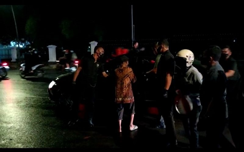 Isi Malam 27 Ramadan, Jokowi Bagi Sembako dengan Warga Bogor