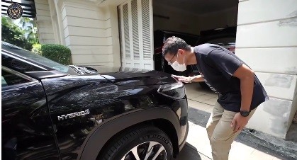 Mobil Hybrid Nyala Tak Ada Bunyinya, Sandiaga Uno Tepak Kap Mesin: Halo Ada yang di Dalam?