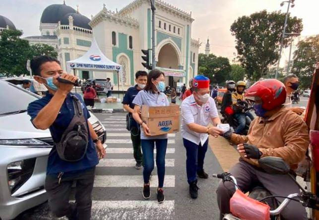 Partai Perindo Bagikan Ratusan Paket Takjil ke Pengguna Jalan di Medan