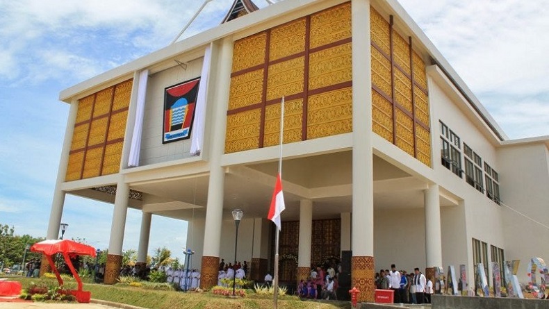 10 Penyandang Tunarungu Bantu Cat Gedung Balai Kota Padang
