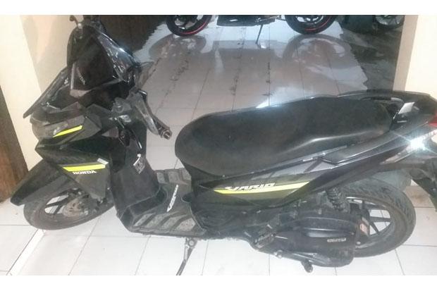  Dua Pria Ini Terekam CCTV Gasak Motor di Parkiran Mal 