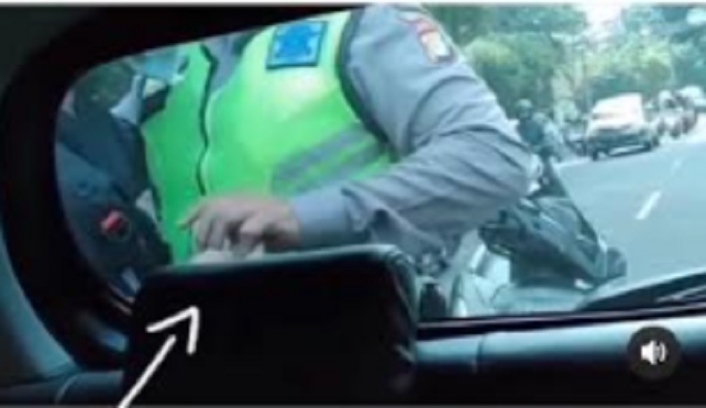 Viral Terekam Kamera, Oknum Polisi Terima Salam Tempel dari Pengendara
