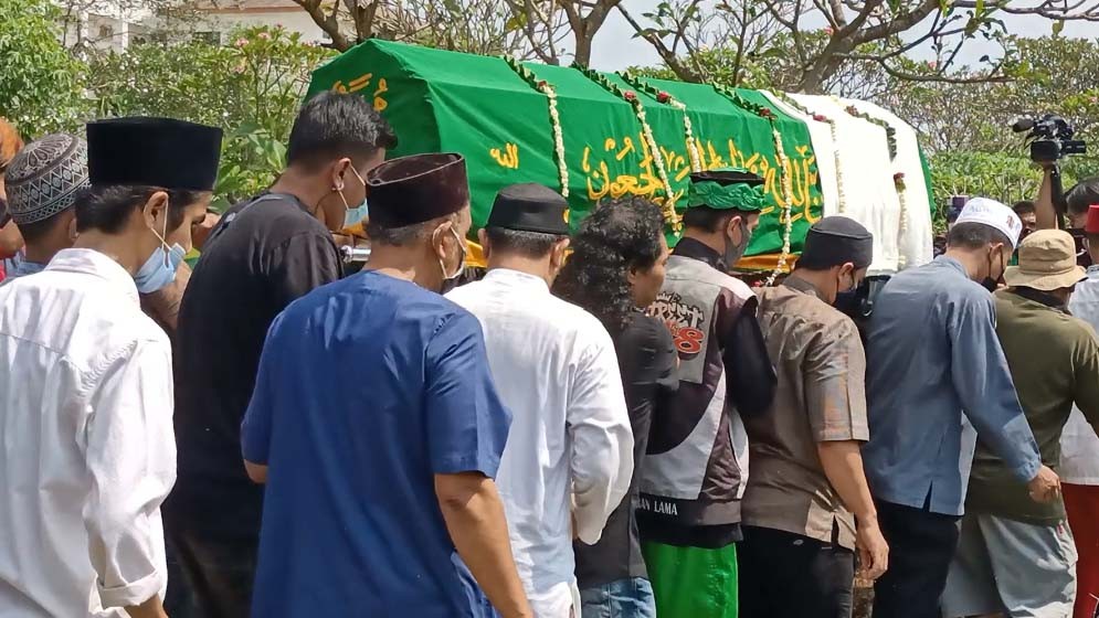 Doa Para Sahabat Iringi Jenazah Sapri Pantun ke TPU Ulujami