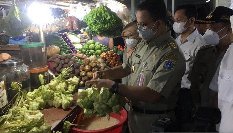 Tinjau Pasar Mayestik, Anies Borong Ketupat dan Kue Khas Betawi