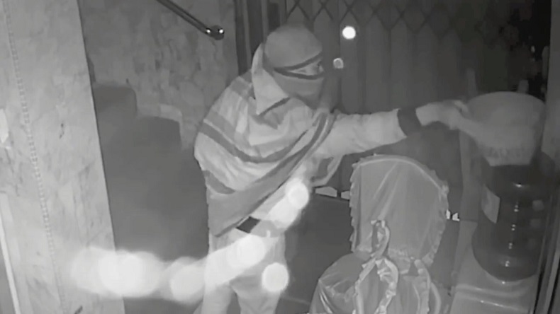 Terekam CCTV, Maling Kotak Amal di Bukittinggi Gondol Rp7.000.000