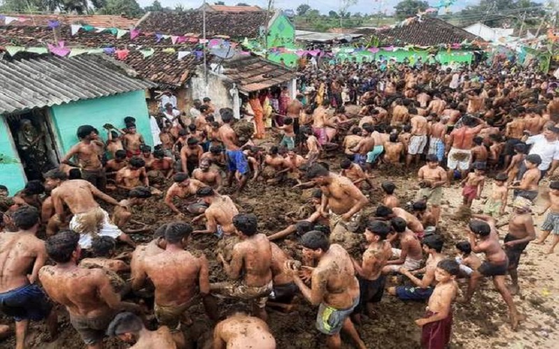 Waduh, Warga Ini Percaya Kotoran Sapi Bisa Lawan Covid-19
