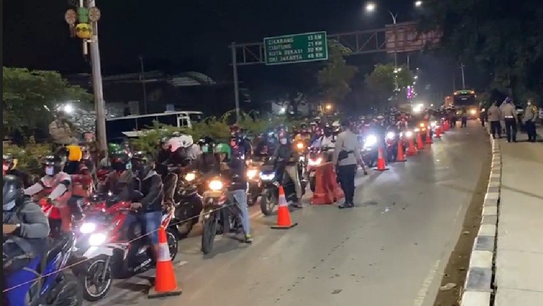 Jalur Pantura Kedungwaringin Diperketat, Pengendara Diminta Dokumen Perjalanan